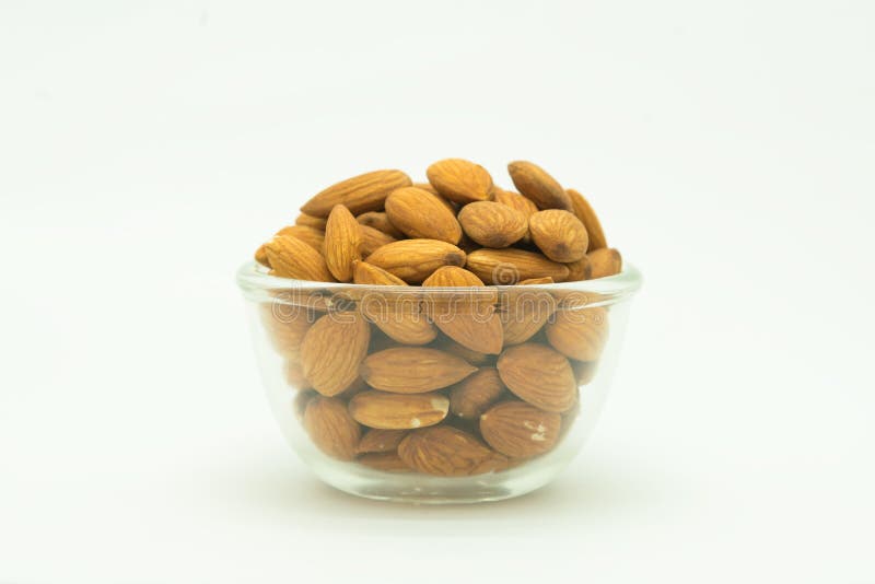 Copo de vidro da porca marrom da amêndoa imagens de stock royalty free