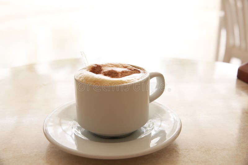 Copo do cappuccino na tabela foto de stock Copo do cappuccino na tabela foto de stock