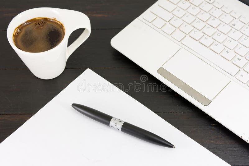 Copo do coffe por um bom dia de trabalho foto de stock Copo do coffe por um bom dia de trabalho foto de stock