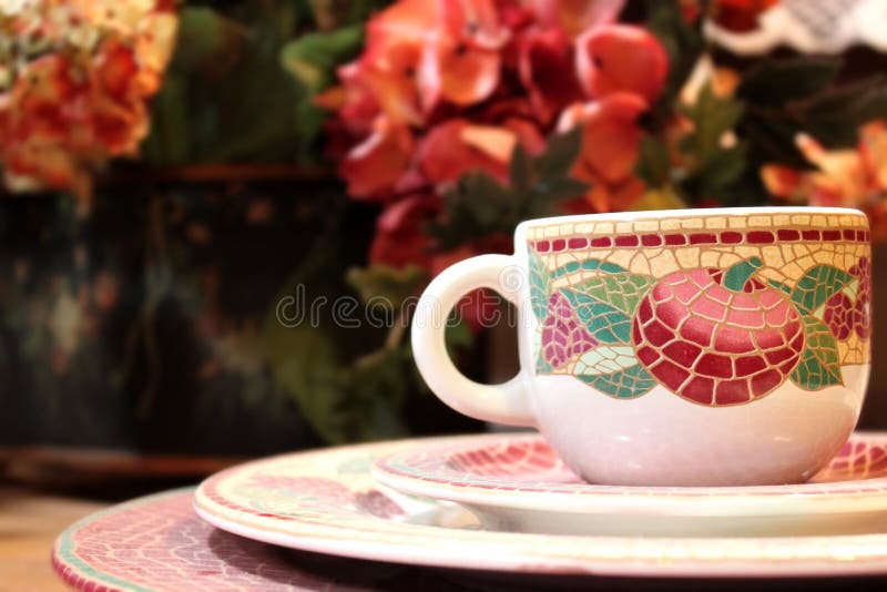 Copo e placas decorativos de chá