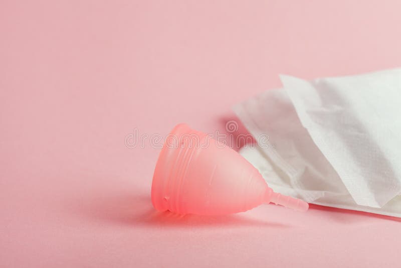 Copo Menstrual Cor-de-rosa E Corações Vermelhos à Medida Que O Sangue Cai  Isolado No Ciclo De Menstruação Rosa Mulheres Saúde Gine Imagem de Stock -  Imagem de produto, higiênico: 172014713