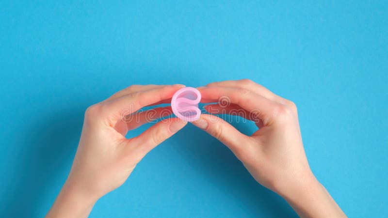 Foto de Mulher Mãos Segurando Copo Menstrual Sobre Fundo Rosa Com Confetes  Produto De Higiene Menstrual Ecológico Dias Críticos Ciclo De Menstruação  Conceito De Saúde Feminina e mais fotos de stock de