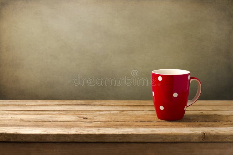 Copo vermelho com pontos imagens de stock royalty free Copo vermelho com pontos imagens de stock royalty free