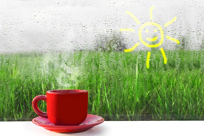 Copo vermelho do café quente na tabela A vista da janela na natureza Chuva fora do indicador