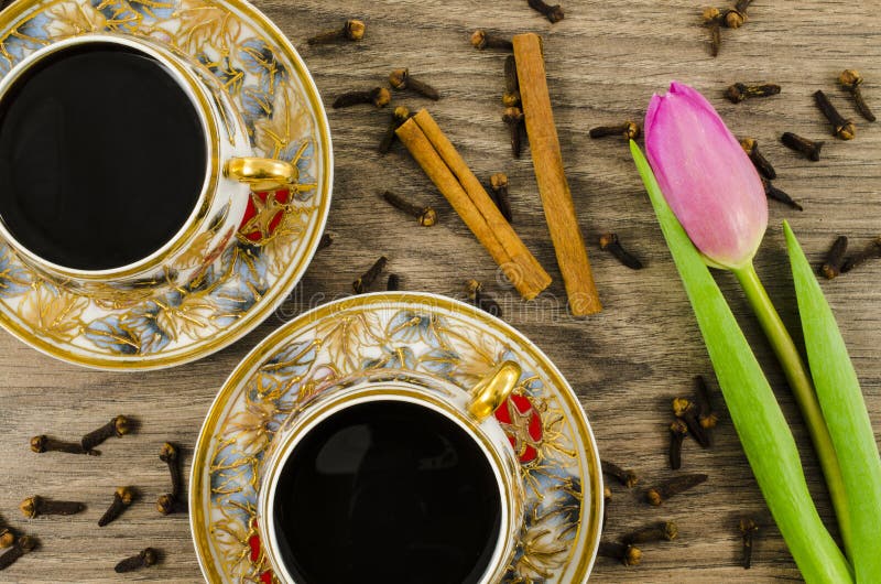 Copos de café da porcelana com flor cor-de-rosa imagens de stock Copos de café da porcelana com flor cor-de-rosa imagens de stock