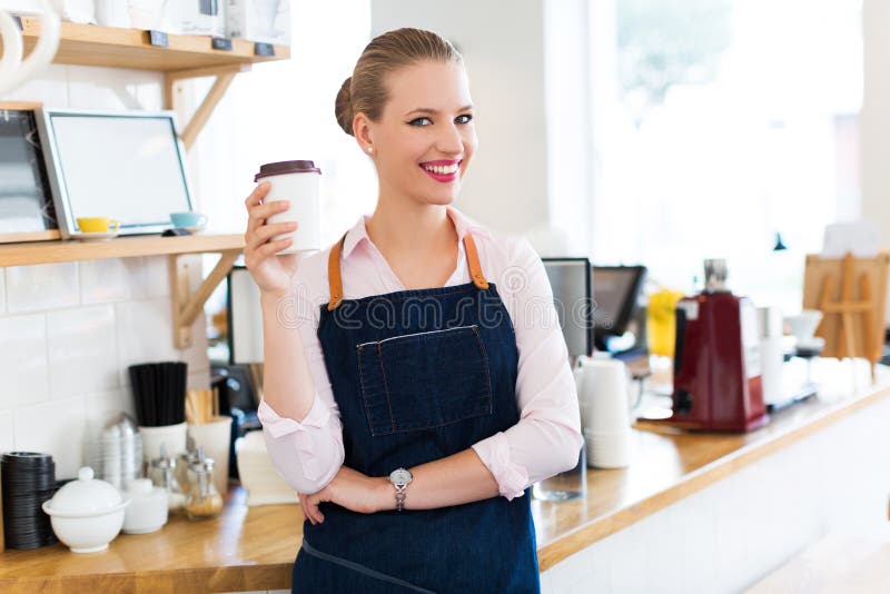 Copos de café e feijões de café frescos ao redor imagem de stock Copos de café e feijões de café frescos ao redor imagem de stock