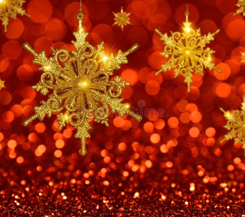 Copos de nieve del oro de la Navidad en fondo rojo fotos de archivo libres de regalías Copos de nieve del oro de la Navidad en fondo rojo fotos de archivo libres de regalías