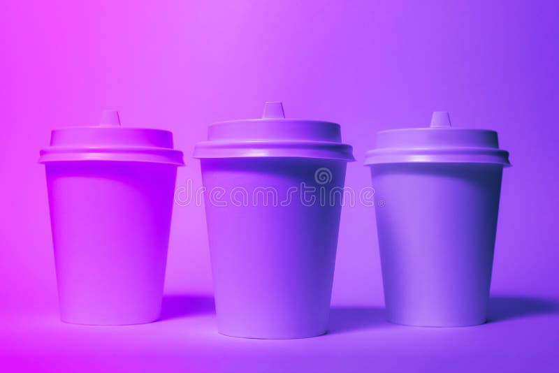 Copos descart?veis de papel foto de stock royalty free Copos descart?veis de papel foto de stock royalty free