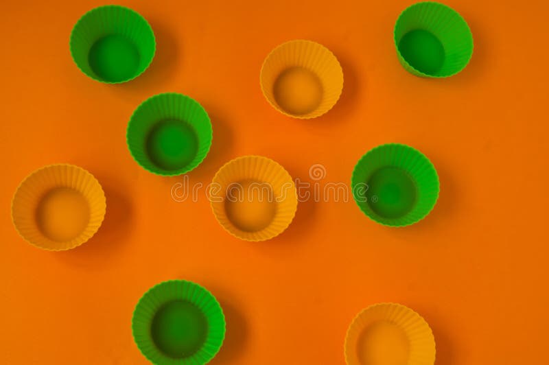 Copos do cozimento do silicone para queques, amarelo e verde fotografia de stock Copos do cozimento do silicone para queques, amarelo e verde fotografia de stock