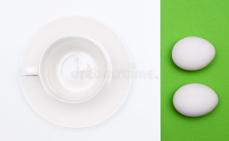 Taças brancas e ovos para o pequeno-almoço foto de stock royalty free