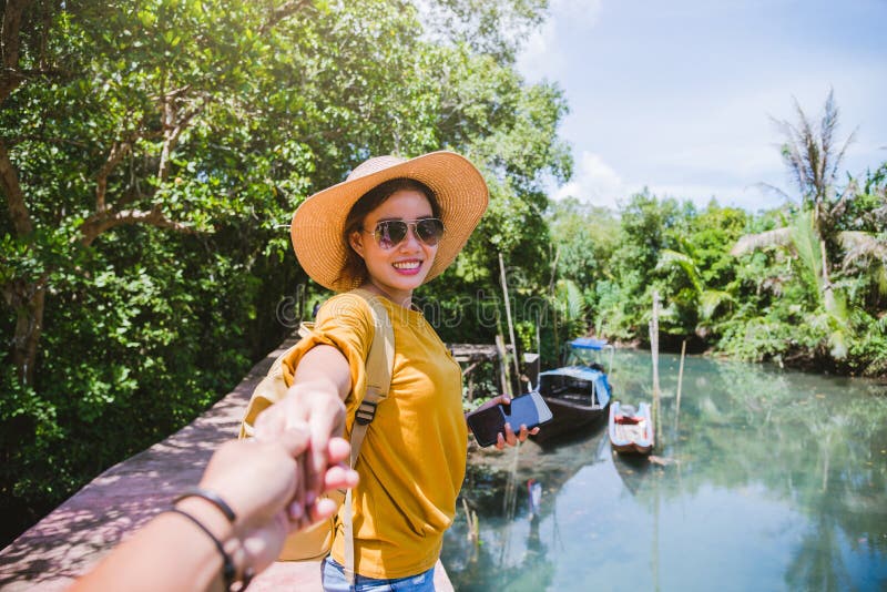 Coppia asiatica che tiene per mano la natura che viaggia Rilassati a quel pom-klong-song-nam Krabi, in Thailandia Viaggiare in Th immagini stock libere da diritti Coppia asiatica che tiene per mano la natura che viaggia Rilassati a quel pom-klong-song-nam Krabi, in Thailandia Viaggiare in Th immagini stock libere da diritti