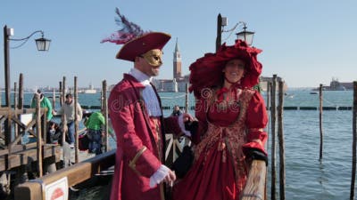 Quadro su Tela Coppia indossando costumi di carnevale colorate a Venezia,  Italia 