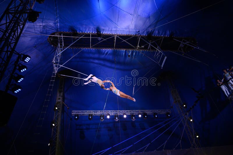 Coppia di acrobati che saltano sul trapezio fotografia stock