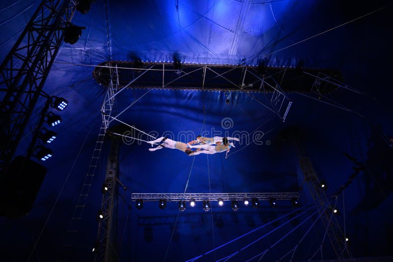 Coppia di acrobati che saltano sul trapezio immagine stock