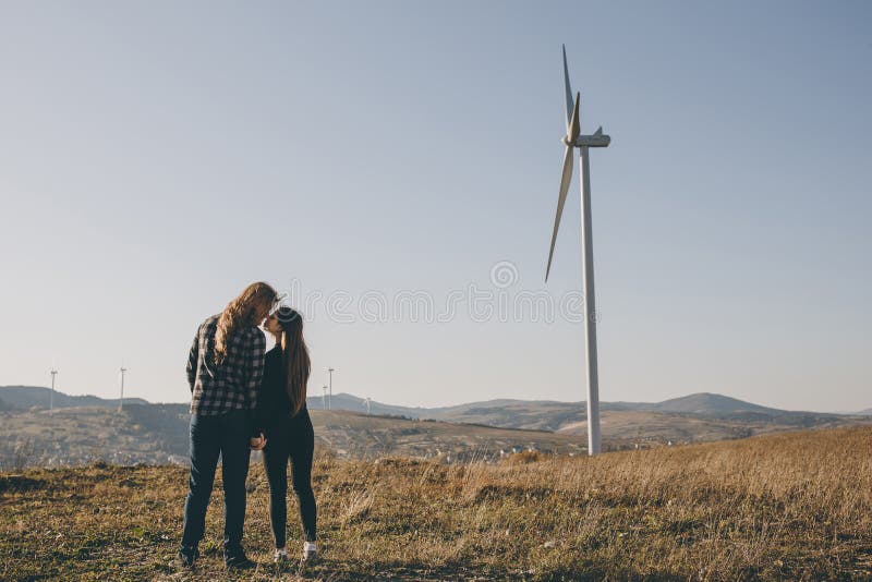 Coppia di amanti che tiene la mano con l'alba Ragazza e ragazzo che tengono per mano il tramonto Felice coppia romantica in cammi fotografia stock libera da diritti Coppia di amanti che tiene la mano con l'alba Ragazza e ragazzo che tengono per mano il tramonto Felice coppia romantica in cammi fotografia stock libera da diritti