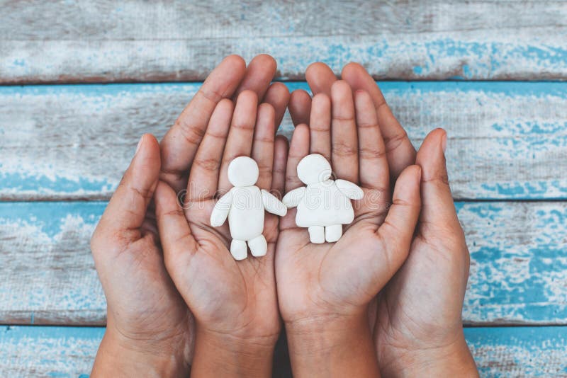 Coppia di argilla plastica per le mani di bambini e genitori Buon amore e concetto valentino fotografia stock libera da diritti