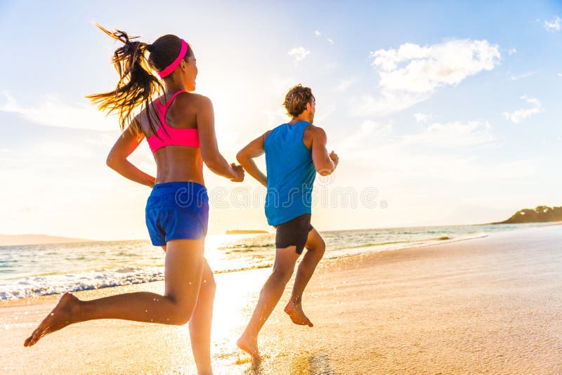 Coppia di corridori che si allenano sulla spiaggia Eventi cardiaci mattutini che fanno esercizio stile di vita attivo dello sport