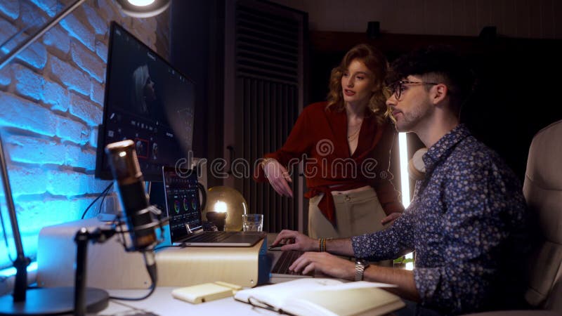 Coppia di creatori e colleghi creativi che realizzano un nuovo progetto in studio.