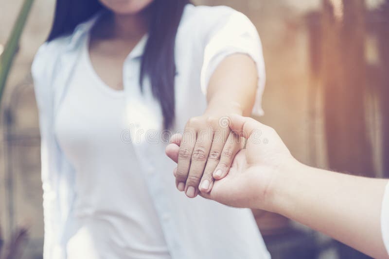 Coppia di innamorati che toccano le mani con l'amore. giorno di San Valentino fotografie stock libere da diritti