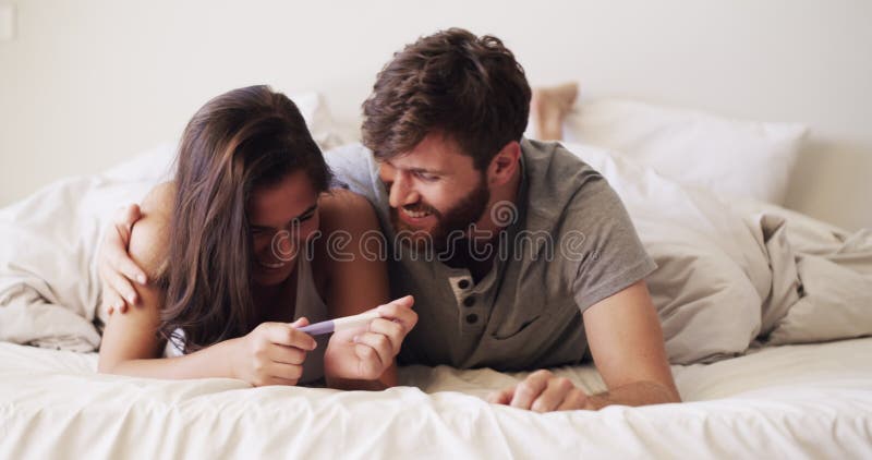 Coppia Felice E Sorpresa Con Il Test Di Gravidanza a Letto a Casa. Uomo E  Donna Entusiasti Per Le Buone Notizie Ed Emozionati Stock Footage - Video  di uomini, sicuro: 255018510