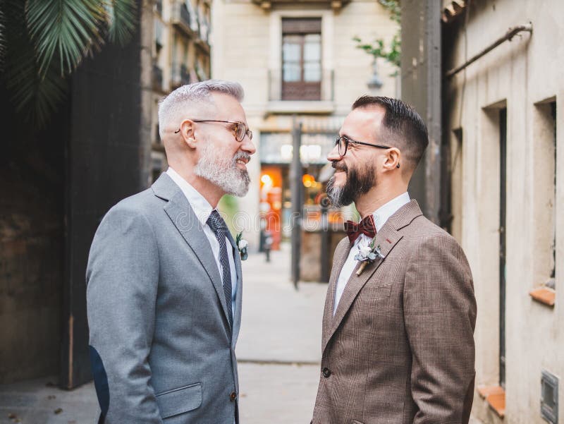 Coppia gay il giorno delle nozze fotografie stock libere da diritti Coppia gay il giorno delle nozze fotografie stock libere da diritti