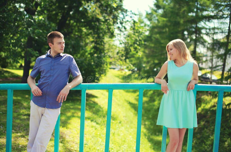 Coppia l'esame reciprocamente sulla distanza - amore, relazioni, la datazione e flirtare fotografia stock libera da diritti Coppia l'esame reciprocamente sulla distanza - amore, relazioni, la datazione e flirtare fotografia stock libera da diritti