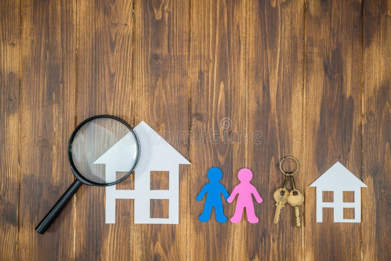 Coppia la ricerca della casa grande nuova, casa di carta con la chiave immagine stock Coppia la ricerca della casa grande nuova, casa di carta con la chiave immagine stock