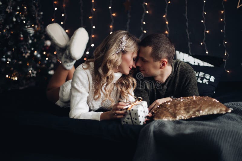 Coppia a letto con regalo di Natale Nuovo anno immagine stock Coppia a letto con regalo di Natale Nuovo anno immagine stock