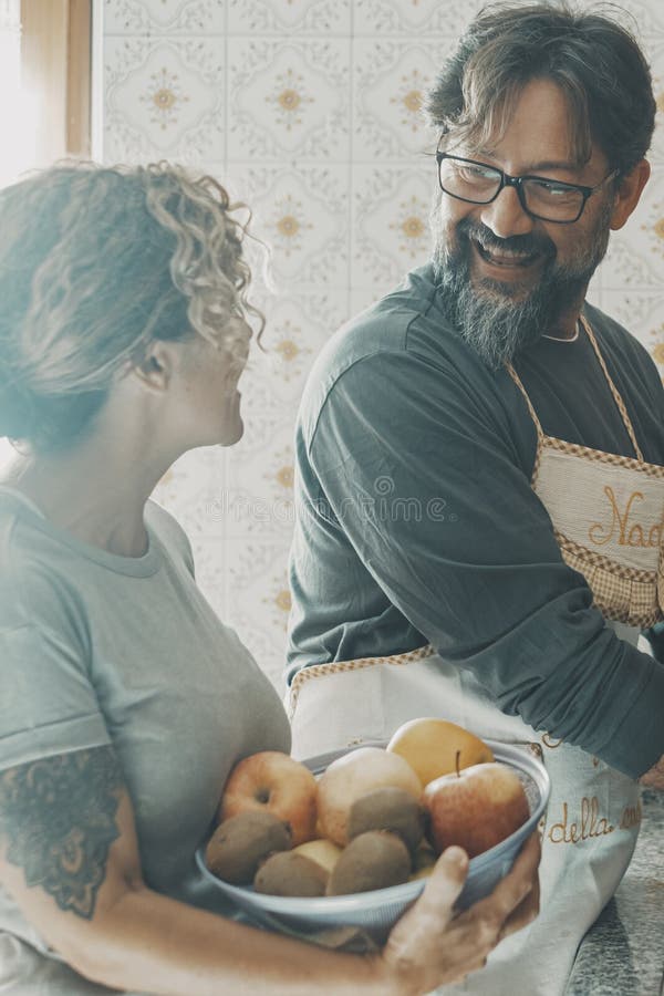 Coppia matura uomo e donna che fanno lavori di casa insieme alla felicità e si divertono la vita coniugata o in relazione. lavaggi fotografie stock libere da diritti