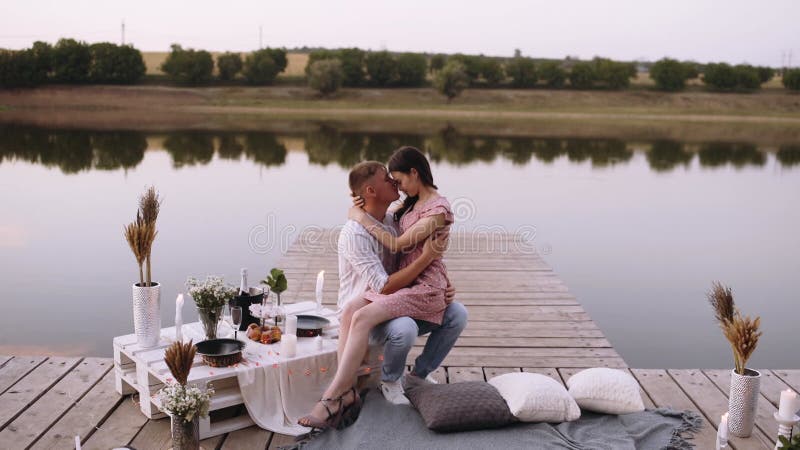coppia romantica Giovane che tiene la fidanzata tra le braccia su un ponte pieno di luci