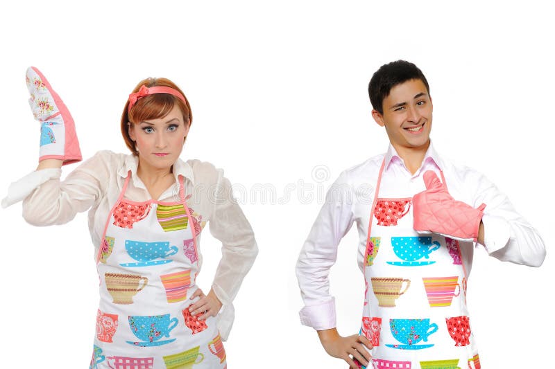 Coppia-uomo di cottura divertente nella donna del cuoco unico e del grembiule