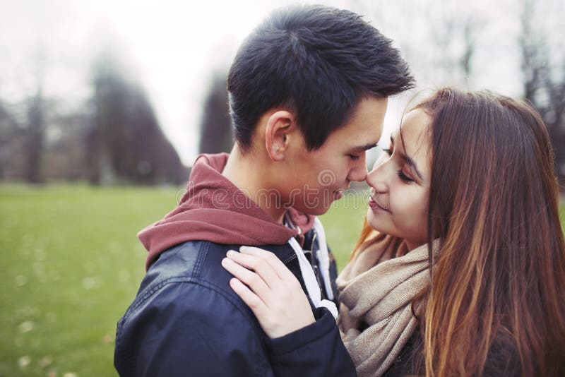 Coppie adolescenti che dividono un momento romantico fotografia stock libera da diritti Coppie adolescenti che dividono un momento romantico fotografia stock libera da diritti