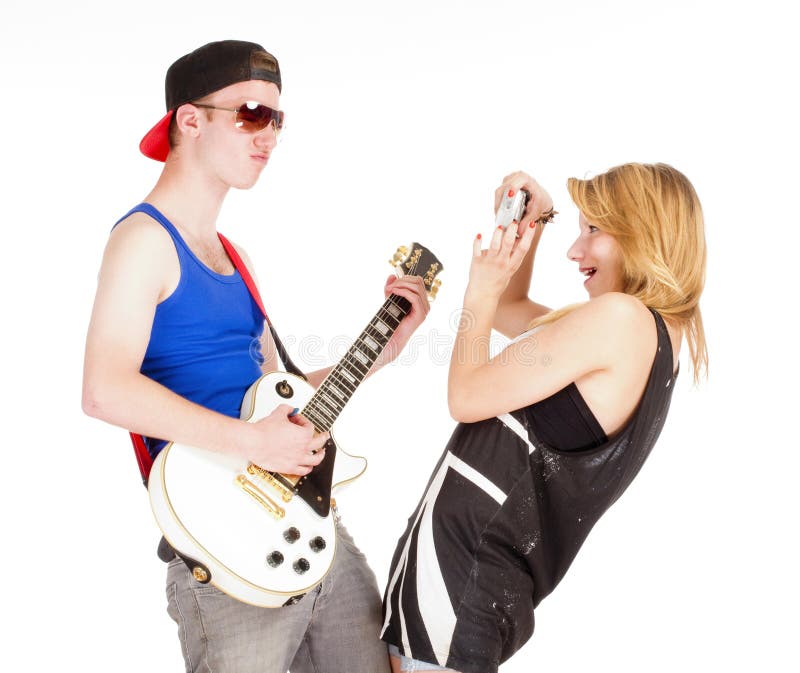 Coppie adolescenti - ragazza che prende le immagini del suo ragazzo con Guit immagini stock Coppie adolescenti - ragazza che prende le immagini del suo ragazzo con Guit immagini stock