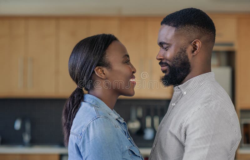 Coppie afroamericane giovani di amore che esaminano gli occhi di ciascuno fotografie stock Coppie afroamericane giovani di amore che esaminano gli occhi di ciascuno fotografie stock