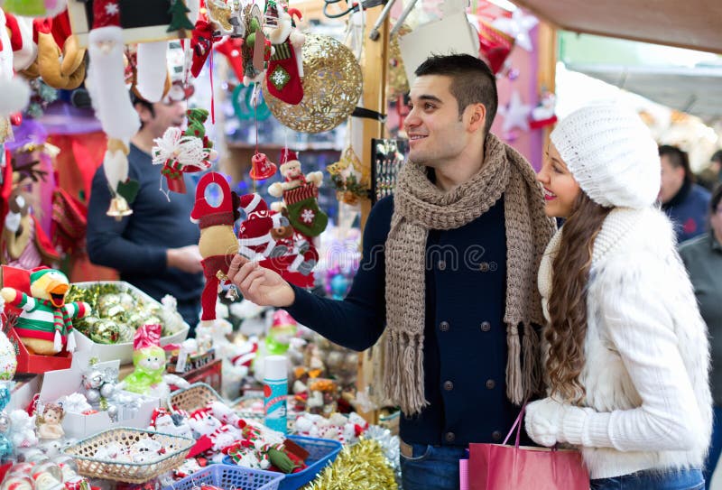 Download Coppie Al Mercato Di Natale Immagine Stock - Immagine di mercato, data: 56877931
