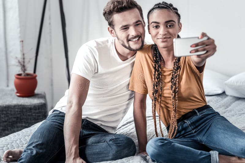 Coppie allegre felici che prendono un selfie fotografia stock libera da diritti Coppie allegre felici che prendono un selfie fotografia stock libera da diritti