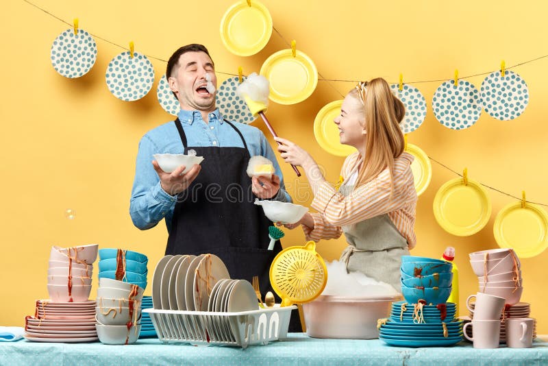 Coppie allegre felici divertendosi con la schiuma fotografia stock libera da diritti Coppie allegre felici divertendosi con la schiuma fotografia stock libera da diritti