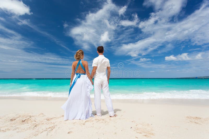 Coppie amorose di nozze sulla spiaggia fotografia stock libera da diritti Coppie amorose di nozze sulla spiaggia fotografia stock libera da diritti