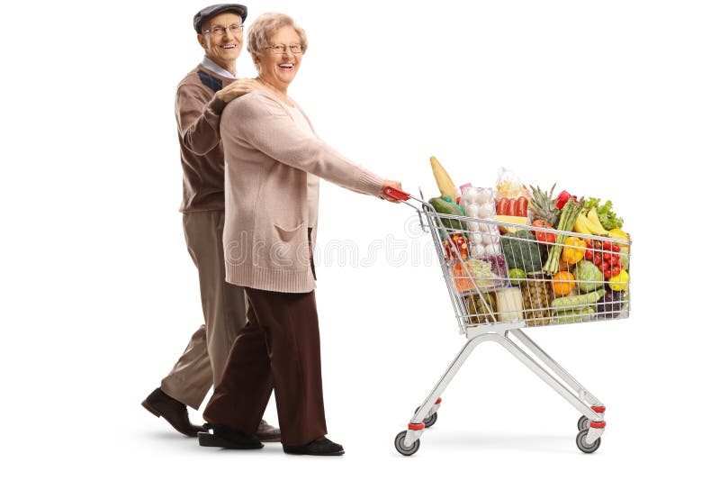 Coppie anziane che camminano e che spingono un carrello con i prodotti alimentari