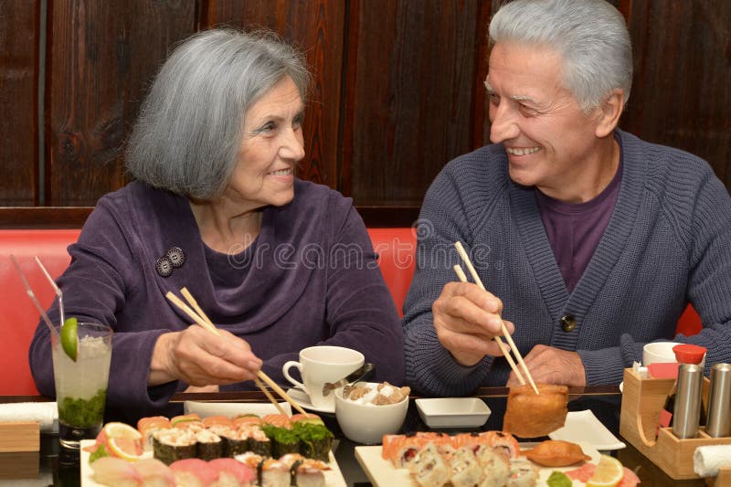 Coppie anziane che mangiano i sushi immagini stock libere da diritti Coppie anziane che mangiano i sushi immagini stock libere da diritti