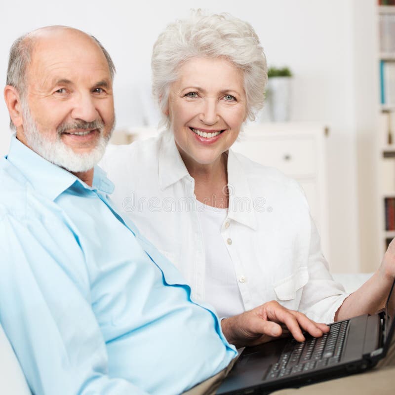 Coppie anziane facendo uso di un computer portatile