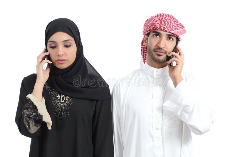 Coppie arabe disgustate sul telefono fotografia stock Coppie arabe disgustate sul telefono fotografia stock