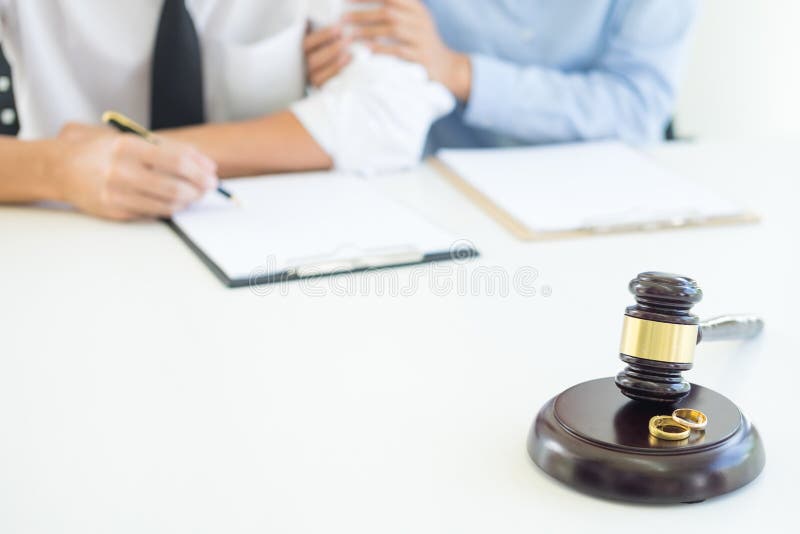 Coppie arrabbiate che discutono dicendo i loro problemi di giudicare il decid del martelletto fotografie stock Coppie arrabbiate che discutono dicendo i loro problemi di giudicare il decid del martelletto fotografie stock