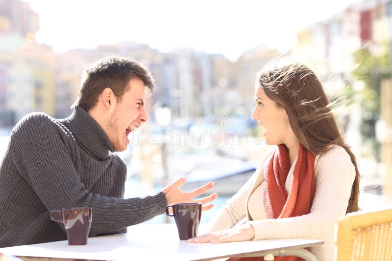 Coppie arrabbiate che discutono e che gridano immagini stock libere da diritti Coppie arrabbiate che discutono e che gridano immagini stock libere da diritti