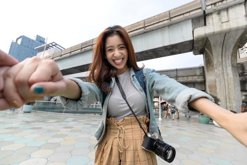 Coppie asiatiche dell'amante che si tengono per mano all'aria aperta r fotografie stock