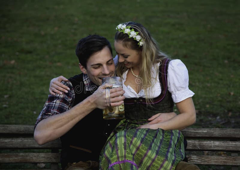 Coppie bavaresi con birra Coppie bavaresi con birra