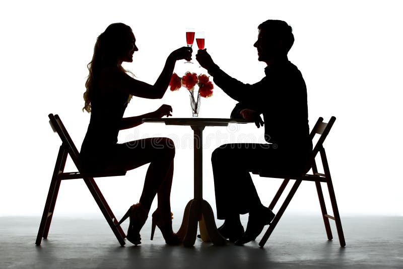 Coppie cenando con il vetro di vino sulla Tabella