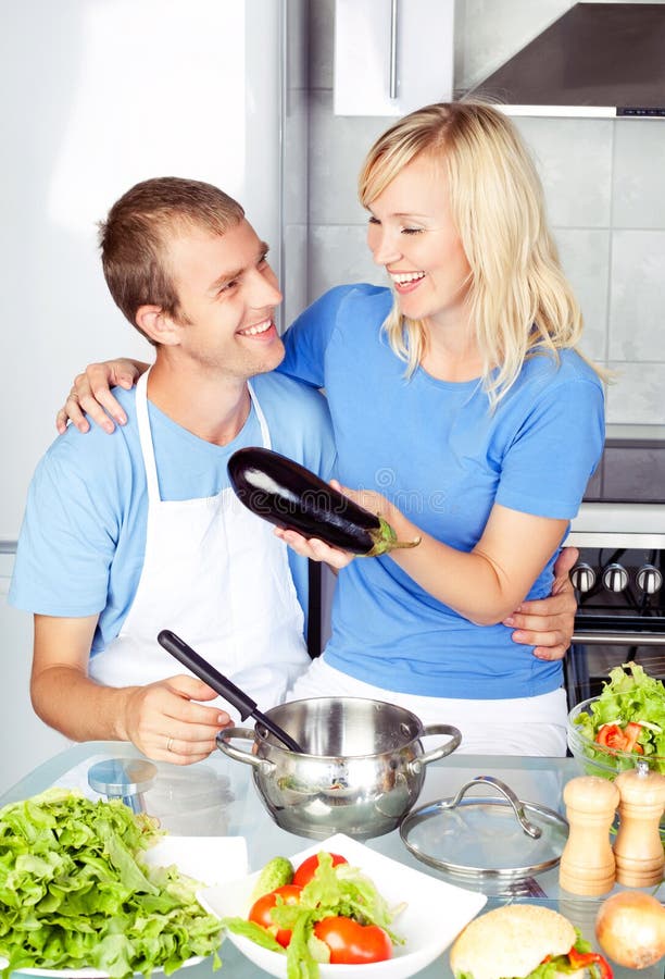 Coppie che cucinano melanzana immagini stock libere da diritti Coppie che cucinano melanzana immagini stock libere da diritti