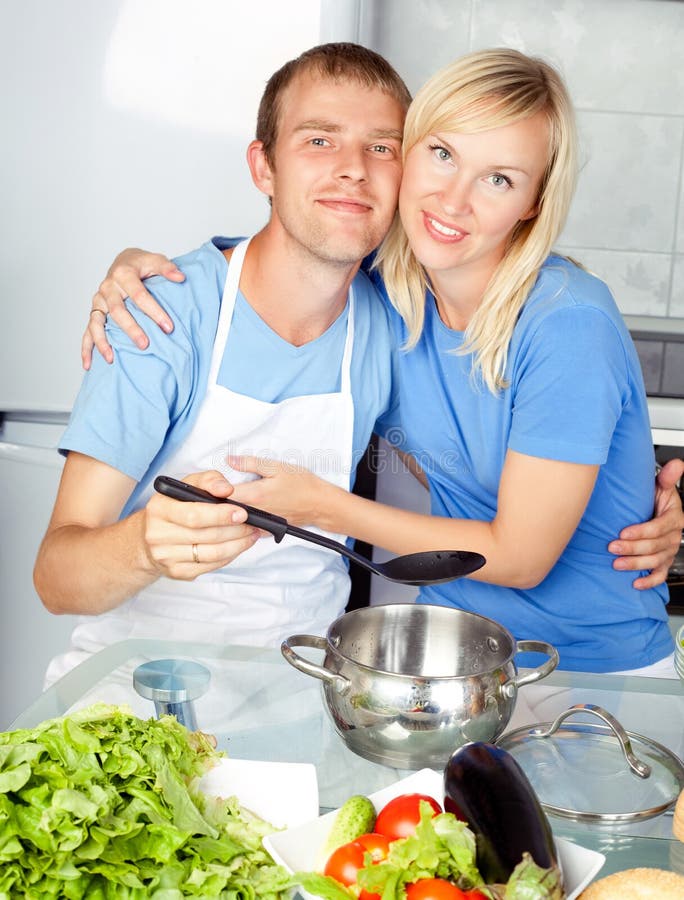 Coppie che cucinano nel paese immagine stock libera da diritti Coppie che cucinano nel paese immagine stock libera da diritti