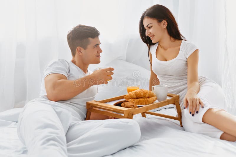Coppie che mangiano una prima colazione romantica immagini stock libere da diritti Coppie che mangiano una prima colazione romantica immagini stock libere da diritti